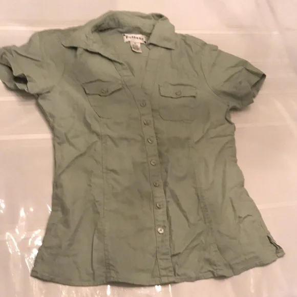Medium sized button down green linen/rayon top with front buttoned pockets. - Picture 3 of 6